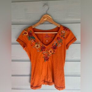 Johnny Was JW Los Angeles V-Neck Embroidered Tee Shirt. Size small.